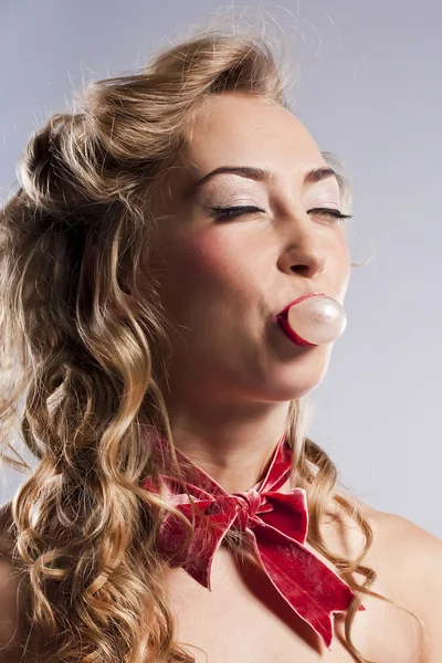 Mujer bonita soplando burbuja, con goma de mascar —  Fotos de Stock