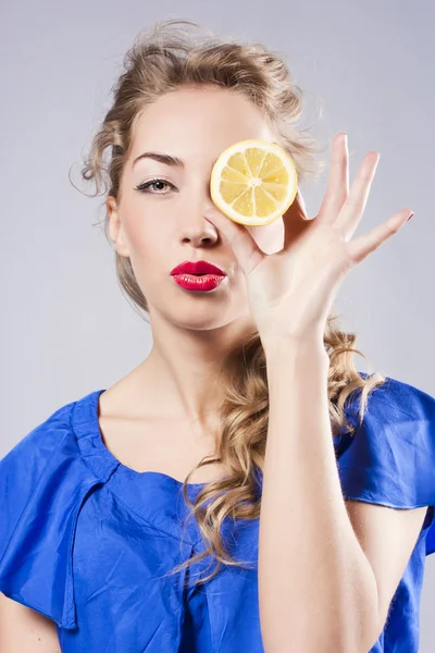 Красива блондинка з лимоном — стокове фото
