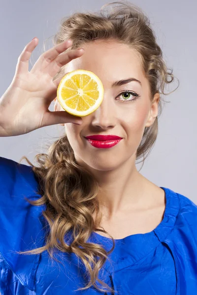 Красивая блондинка с лимоном — стоковое фото