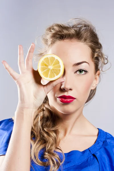 Blondýna s citronem — Stock fotografie