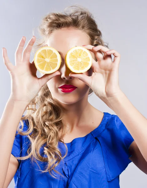 Красивая блондинка с лимоном — стоковое фото