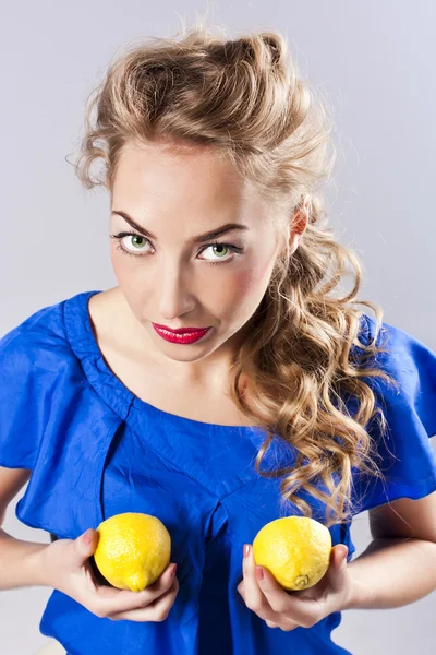 Ritratto di giovane donna di bellezza con limone — Foto Stock
