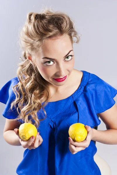 Portrait de jeune femme beauté au citron — Photo