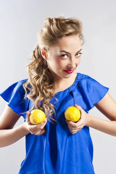 Retrato de mujer joven belleza con limón — Foto de Stock