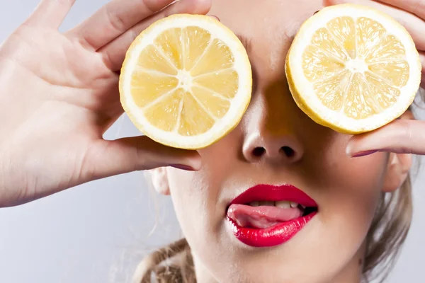 新鮮なレモンを保持している女性の肖像画 — ストック写真