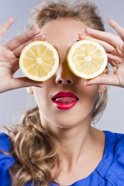 Портрет женщины, держащей свежий лимон — стоковое фото
