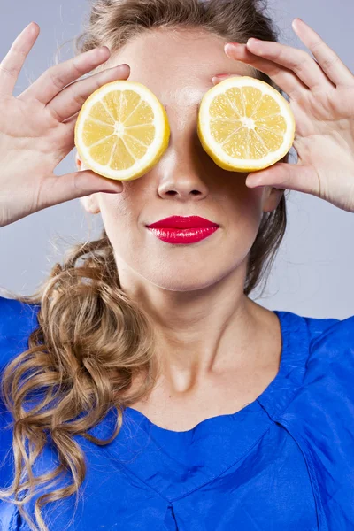 Retrato de mujer, sosteniendo limón fresco — Foto de Stock