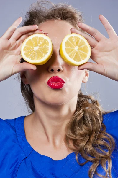 Portrait of woman, holding fresh lemon — Stock Photo, Image