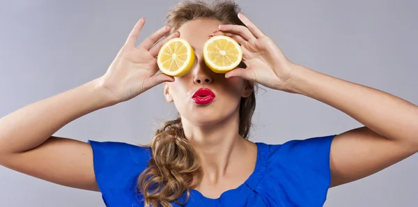 신선한 레몬을 들고 여자의 초상화 — 스톡 사진