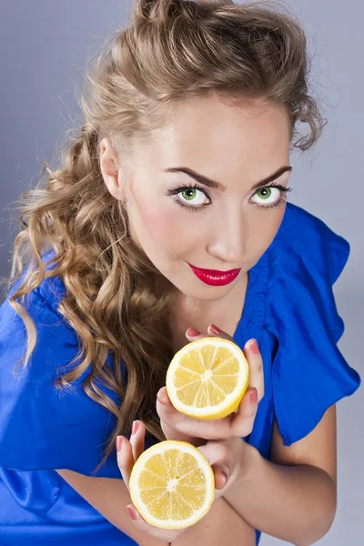 Prachtige blond met citroen — Stockfoto