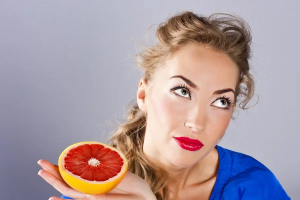 Blondin med grapefrukt, med rött läppstift — Stockfoto