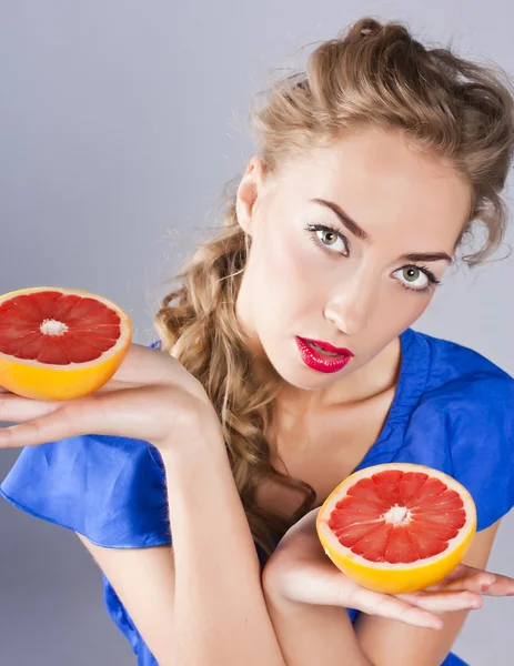 Blonde met grapefruit, met rode lippenstift — Stockfoto