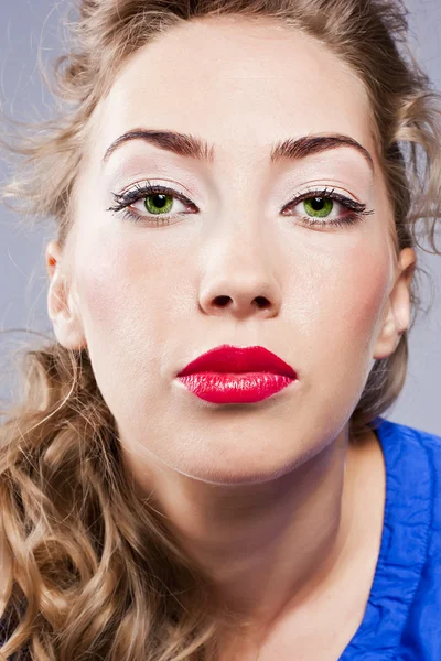 Porträtt av ung vacker blond tjej med snygg make-up — Stockfoto
