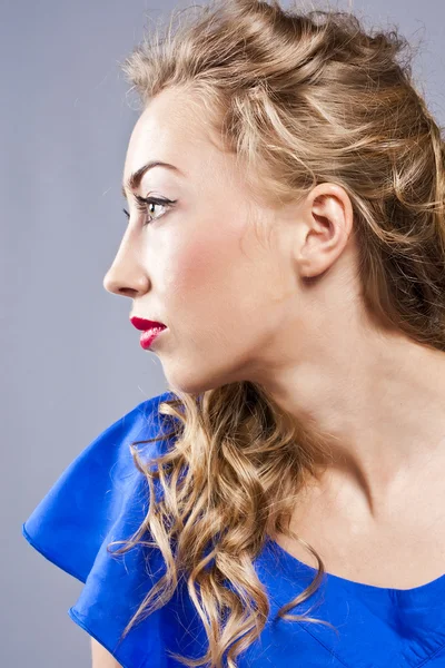 Portret van jonge mooie blonde meisje met stijlvolle make-up — Stockfoto
