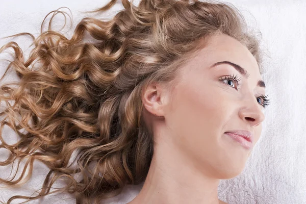 Gyönyörű fiatal nő hosszú göndör haj — Stock Fotó
