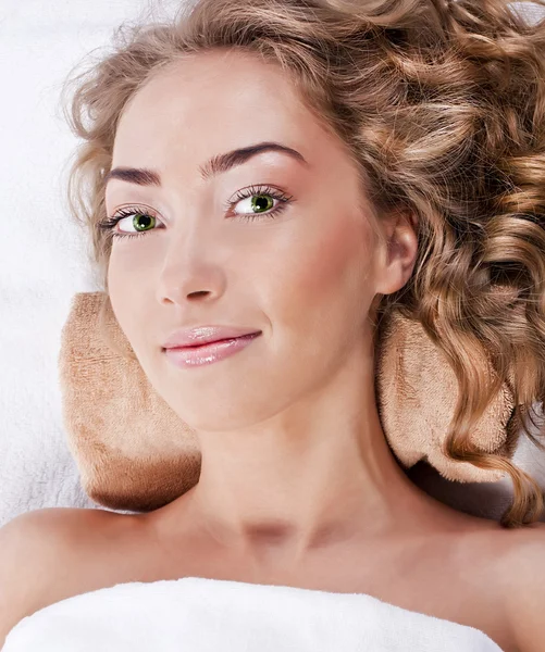 Aantrekkelijke vrouw krijgen spa-behandeling — Stockfoto