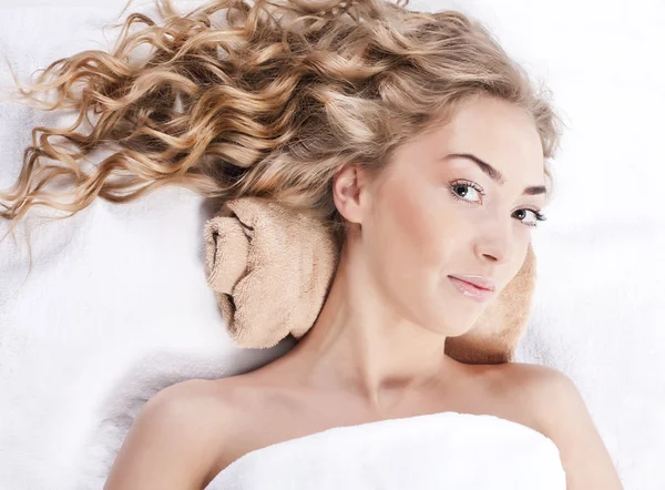 Gyönyörű fiatal nő hosszú göndör haj — Stock Fotó