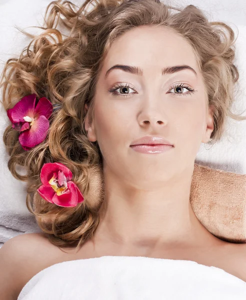 Beautiful woman in spa salon — Stock Photo, Image