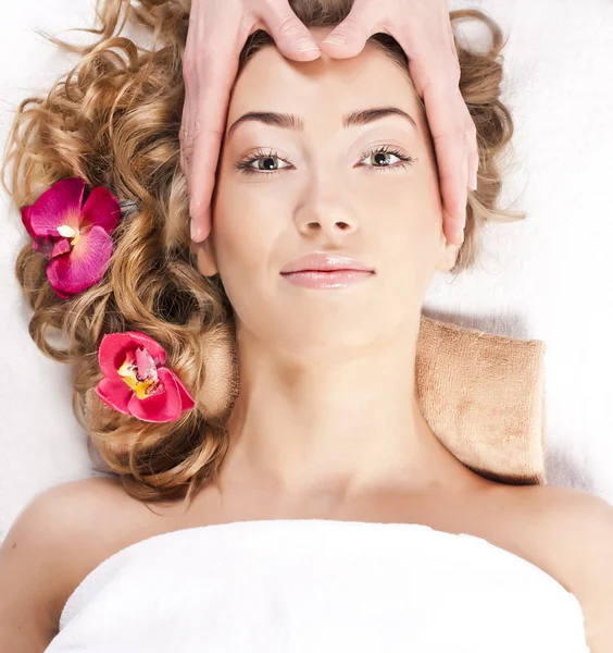 Beautiful woman in spa salon — Stock Photo, Image