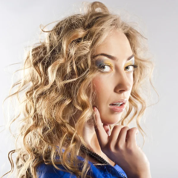 Кудрявая блондинка с ярким макияжем — стоковое фото