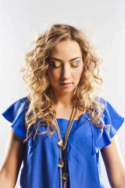 Curly blonde with bright makeup — Stock fotografie
