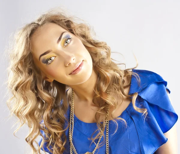 Curly blonde with bright makeup — Stockfoto