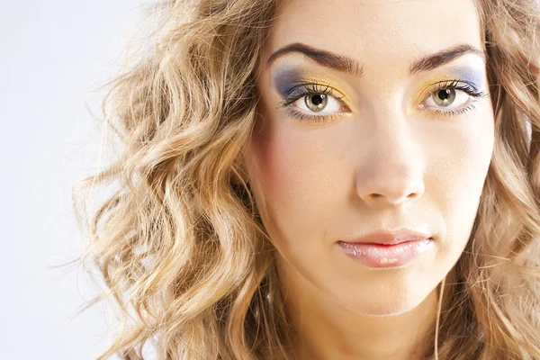 Curly blonde with bright makeup — ストック写真