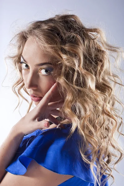Curly blonde with bright makeup — Stockfoto