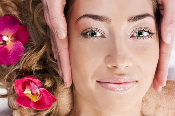 Mooie jonge vrouw ontspannen, in de spa salon — Stockfoto