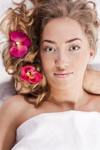 Güzel bir genç kadın, spa salonda rahat — Stok fotoğraf
