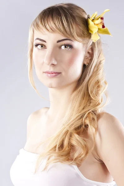 Giovane bella donna con fiore giallo — Foto Stock