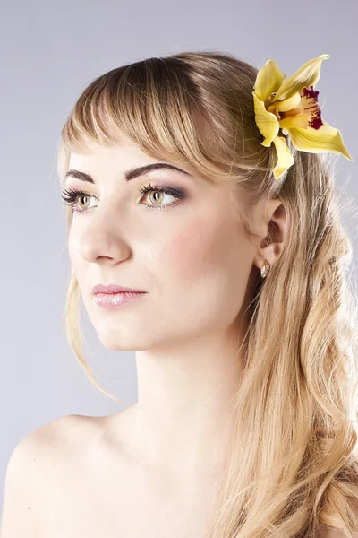 Jovem mulher bonita com flor amarela — Fotografia de Stock