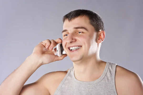 Portret van de knappe man praten op de mobiele telefoon — Stockfoto