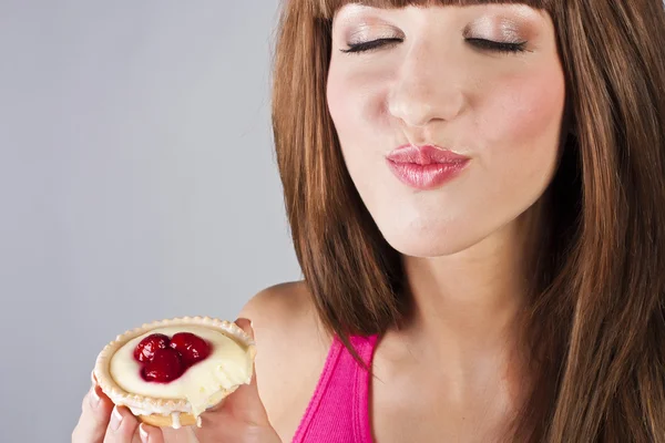 Young beautiful woman with a cake — Stock Photo, Image