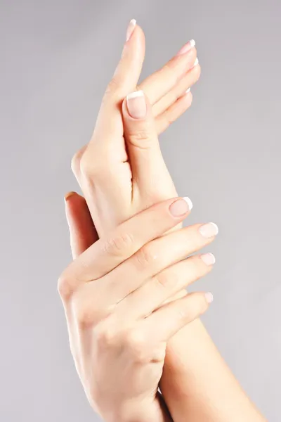 Mulheres mãos no fundo branco isolado — Fotografia de Stock