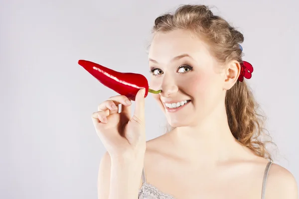 Bela mulher dentes comendo pimenta quente vermelha — Fotografia de Stock