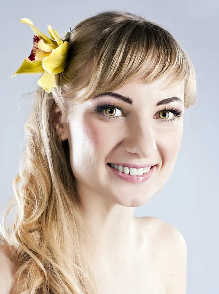 Młoda piękna kobieta z różowym kwiatem — Zdjęcie stockowe