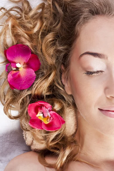 Beautiful young woman relaxed, in the spa salon — Stock Photo, Image