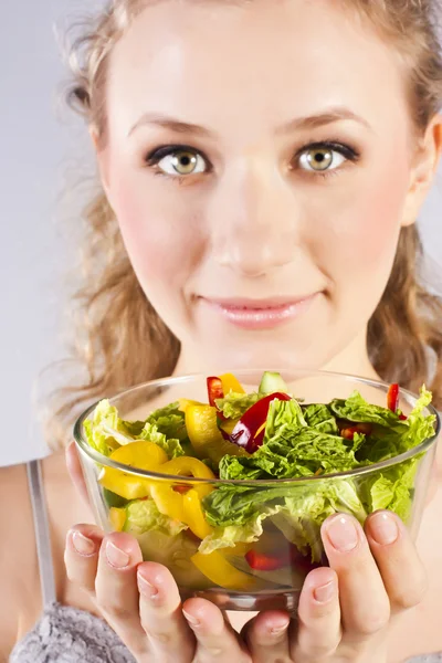 Boldog egészséges nő salátával — Stock Fotó