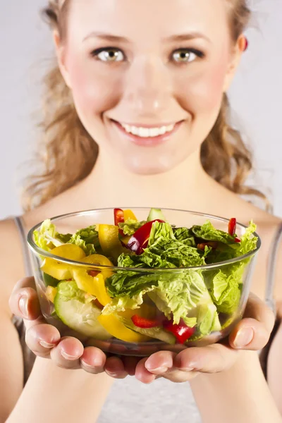 Femme heureuse et en bonne santé avec salade — Photo