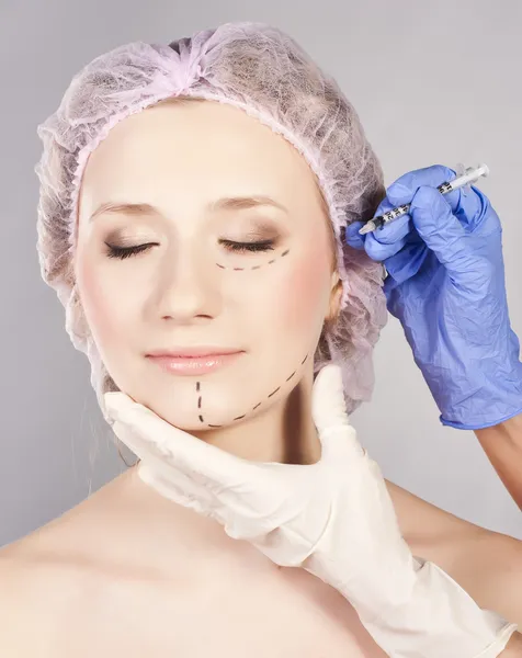 女性の顔に化粧品のボトックス注射. — ストック写真