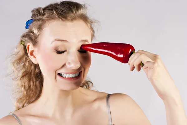 Belle femme dents manger du piment rouge — Photo