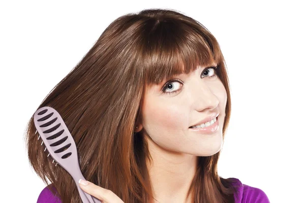 Bruna spazzolarsi i capelli, in studio — Foto Stock