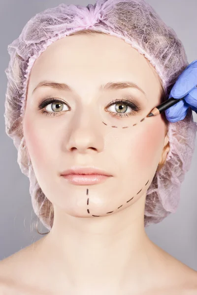 Kosmetisk botox injektion i kvinnligt ansikte. — Stockfoto
