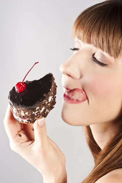 Bella donna bruna con una torta — Foto Stock