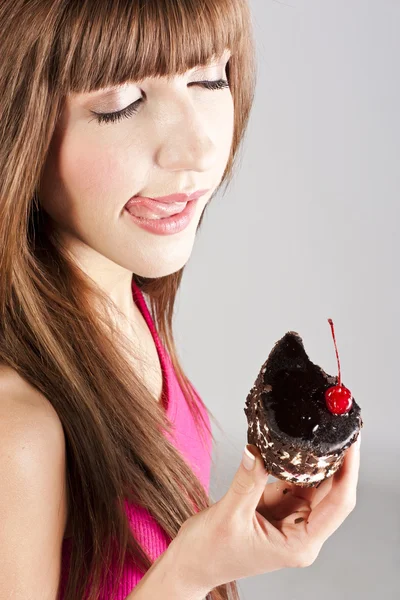 Krásná bruneta žena s dort — Stock fotografie
