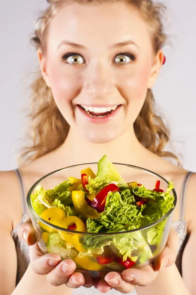 Щаслива здорова жінка з салатом — стокове фото