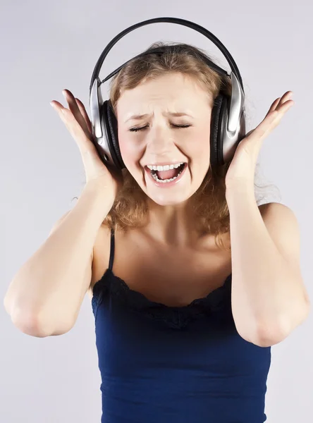 Mulher bonita ouvir, e desfrutar de música — Fotografia de Stock
