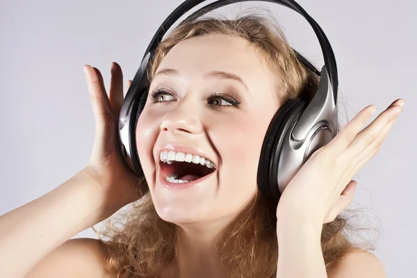 Szép nő, hallgat, és élvezi a zenét — Stock Fotó