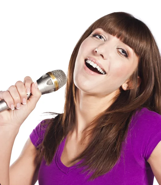 Gelukkig jonge vrouw zingen met microfoon — Stockfoto